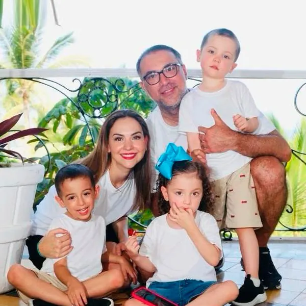 Sandra Sepúlveda y Paco Barrera con sus trillizos Elisa, Diego y Eugenio