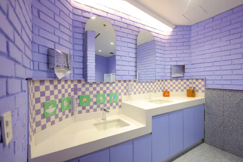 Baños con lavabos a dos alturas, para niños y para adultos