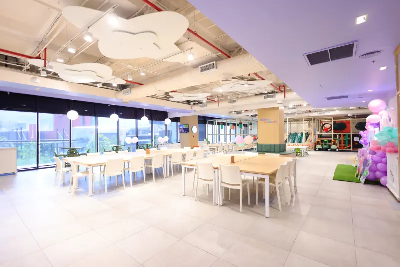Salón principal de Blue Rainbow con nubes en el techo y ventanales
